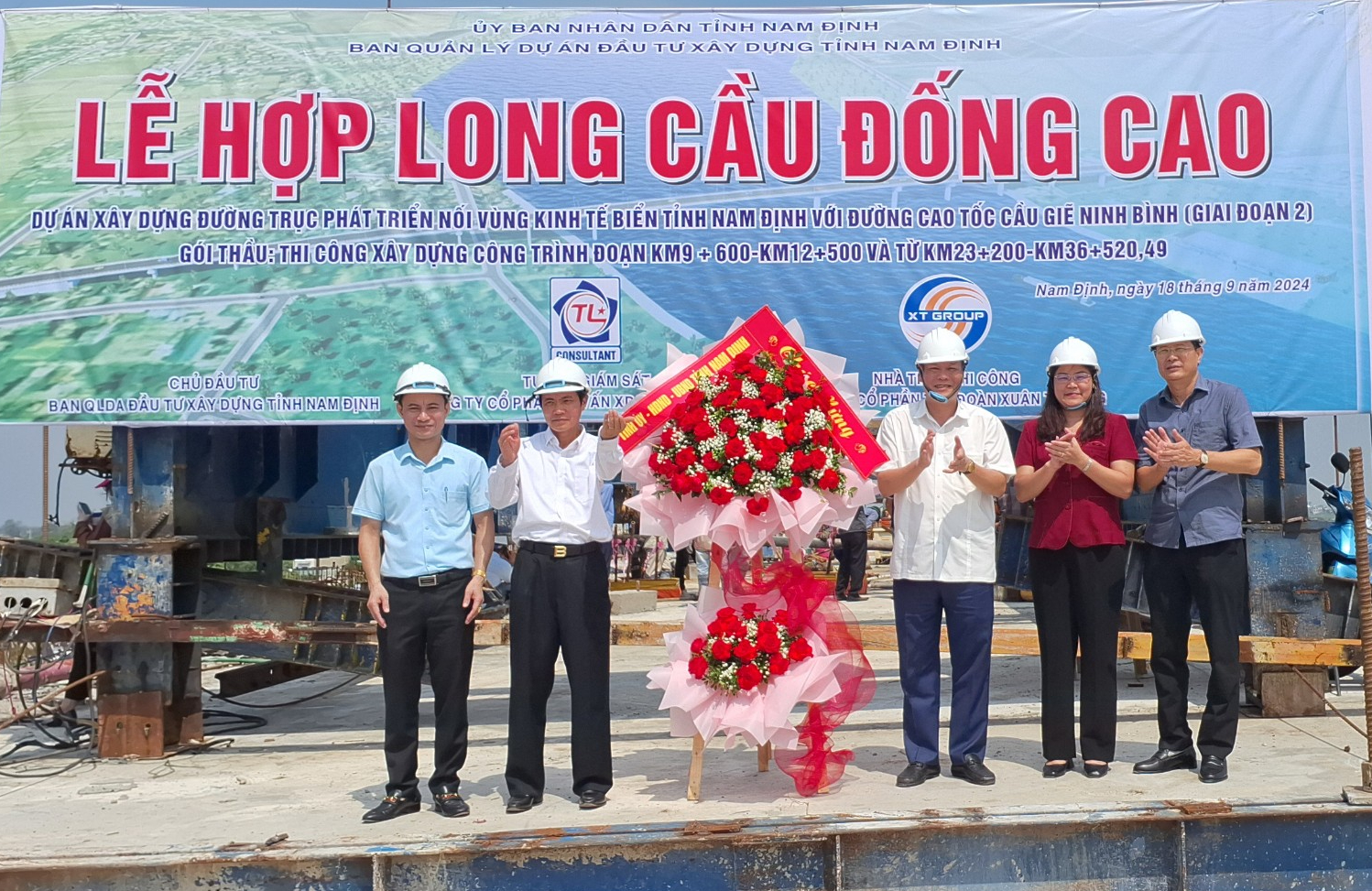 Hợp long cầu vượt sông Đào thuộc dự án đường nối với cao tốc Cầu Giẽ - Ninh Bình - Ảnh 1.