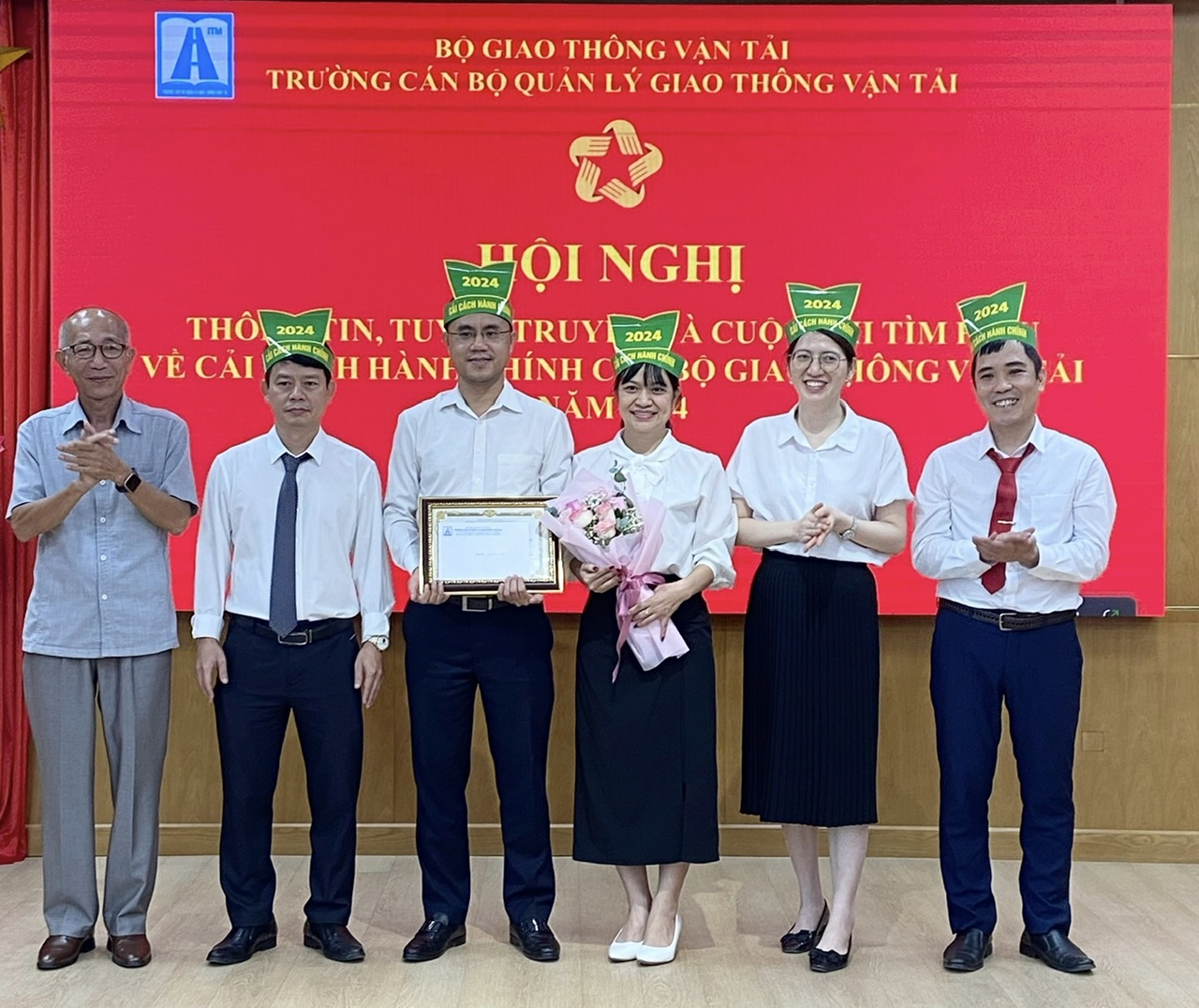 Tranh tài sôi nổi tại Hội thi tìm hiểu về cải cách hành chính của Bộ Giao thông vận tải năm 2024 - Ảnh 4.