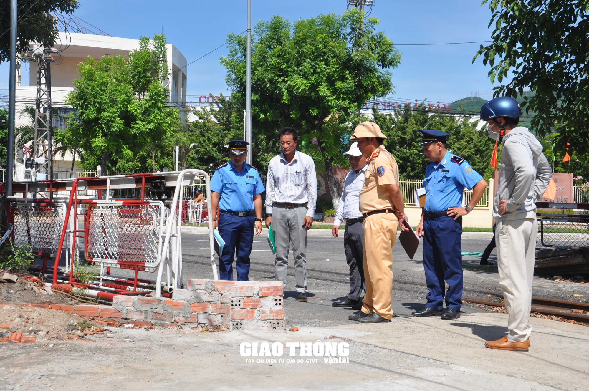 Đà Nẵng: Ngang nhiên xây tường rào chặn ray dàn chắn đường ngang nhánh ga Kim Liên và QL1 - Ảnh 1.