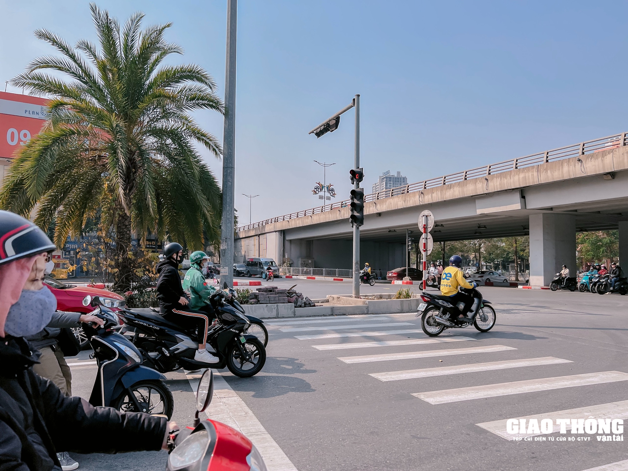 Mức phạt lỗi vượt đèn đỏ mới nhất năm 2025, đang xanh đèn đột ngột chuyển đỏ có bị phạt?- Ảnh 1.