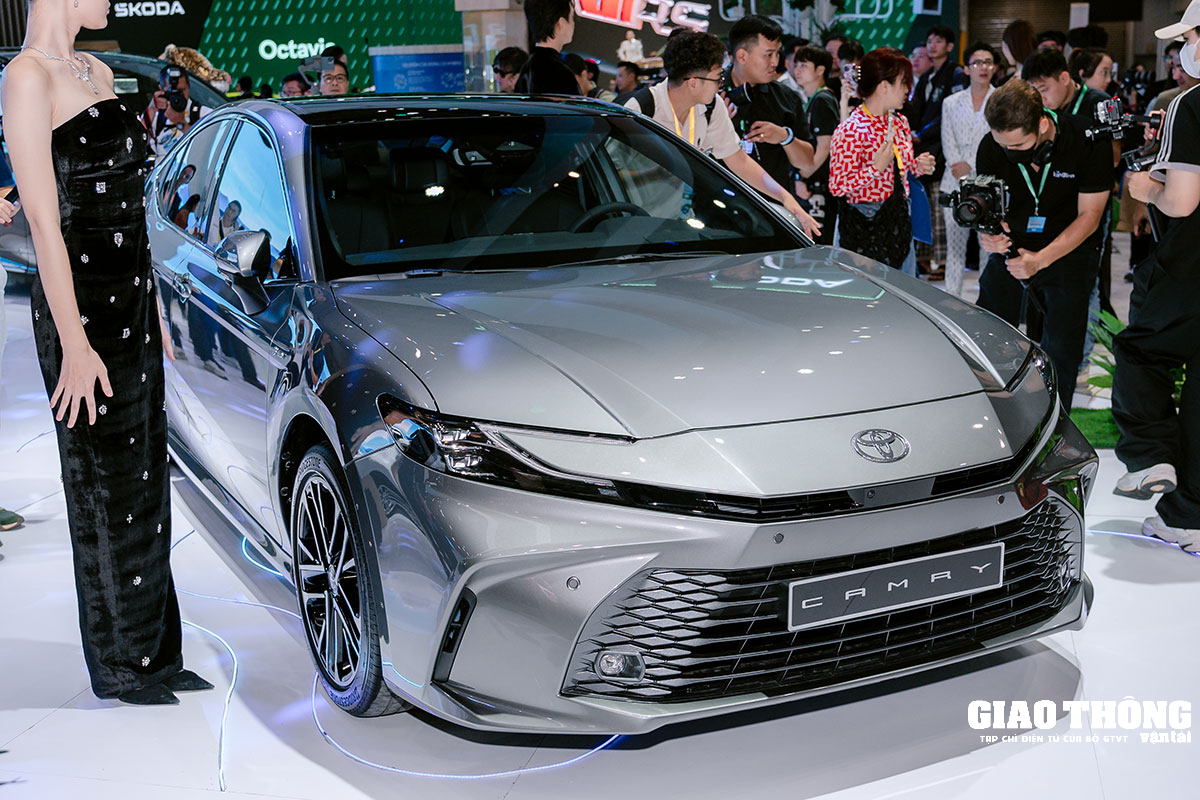 Chạy hơn 200 km, Toyota Camry 2025 đầu tiên bán lại giá khó tin- Ảnh 3.