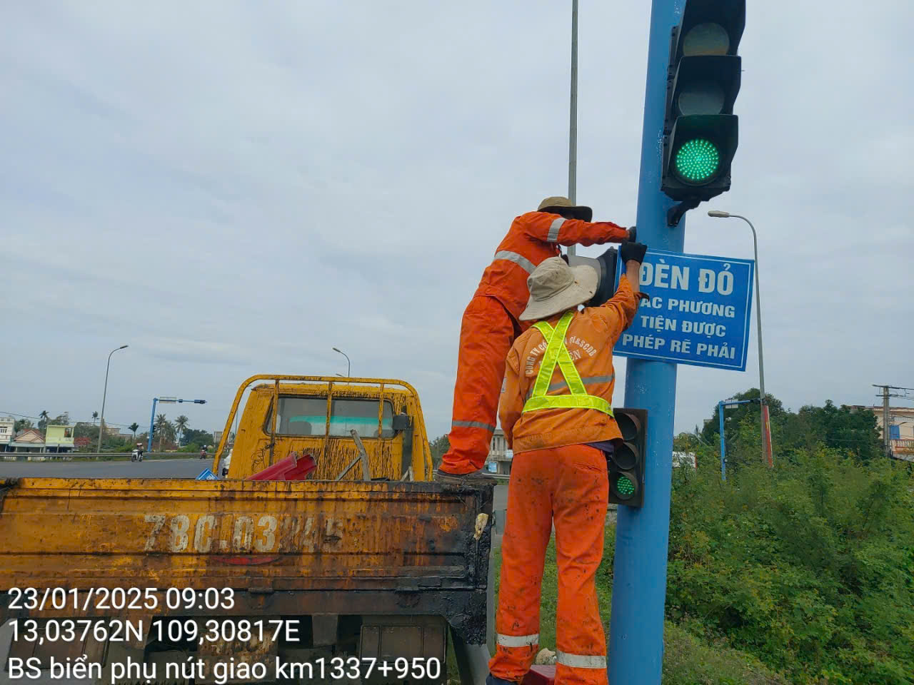 Lắp biển báo, giảm thiểu ùn tắc giao thông khu vực đèn tín hiệu tại các nút giao QL1 ở Phú Yên - Ảnh 1.