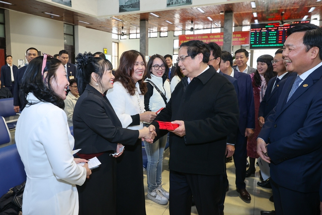 Thủ tướng thị sát "Chuyến tàu xuân", kiểm tra việc phục vụ Tết của ngành đường sắt- Ảnh 3.