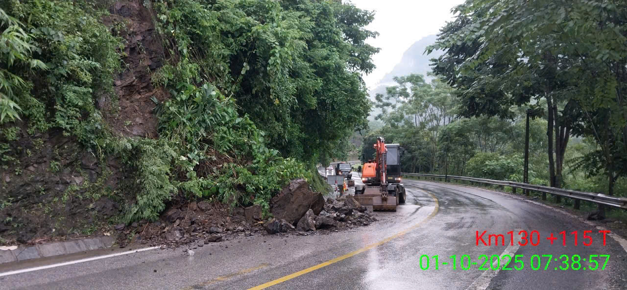 Cập nhật tình ngập úng, sạt lở trên các tuyến giao thông - Ảnh 1.