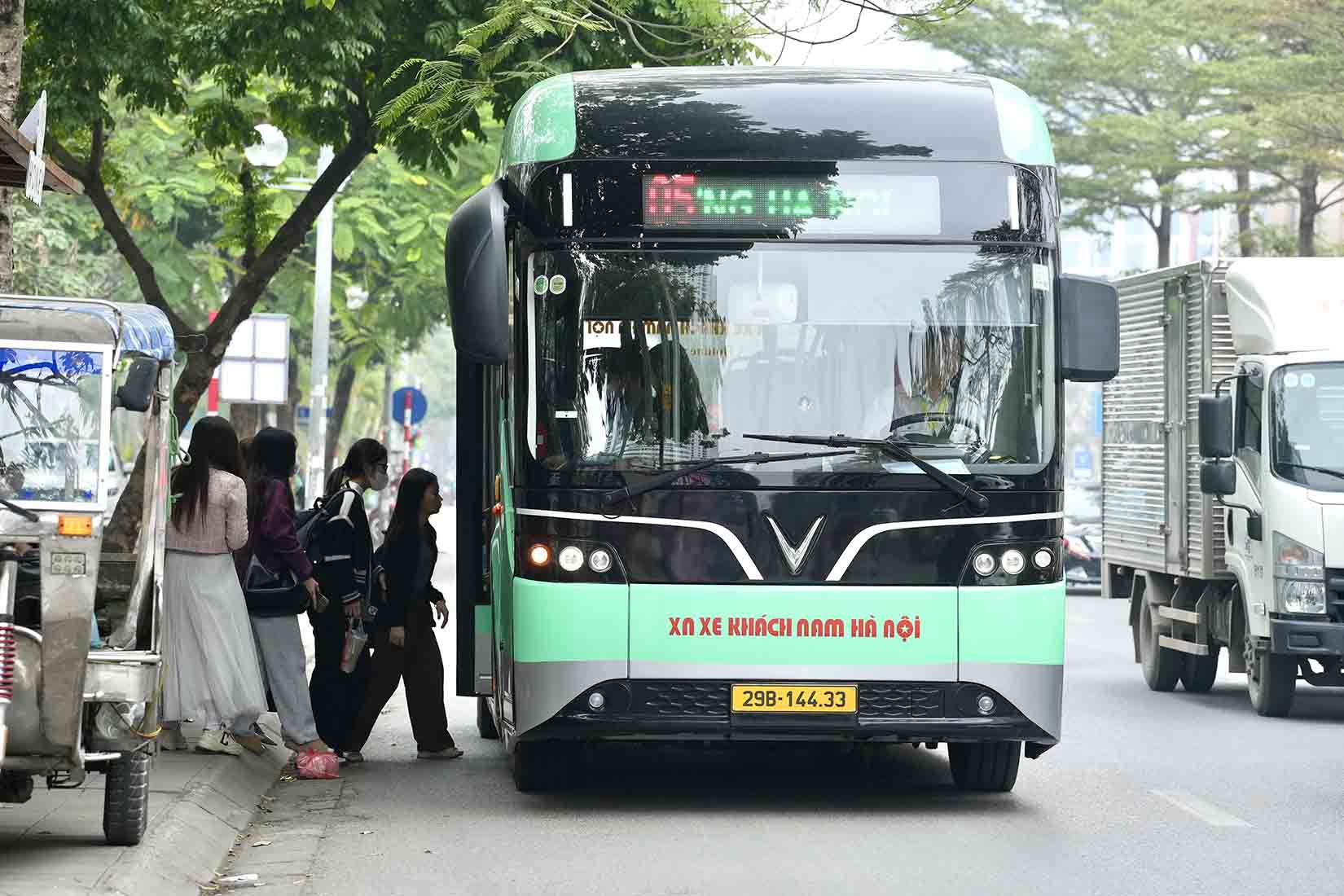 Tăng cường tuyến buýt phục vụ nhân dân tham gia Hội chợ mùa Thu năm 2025 - Ảnh 1.