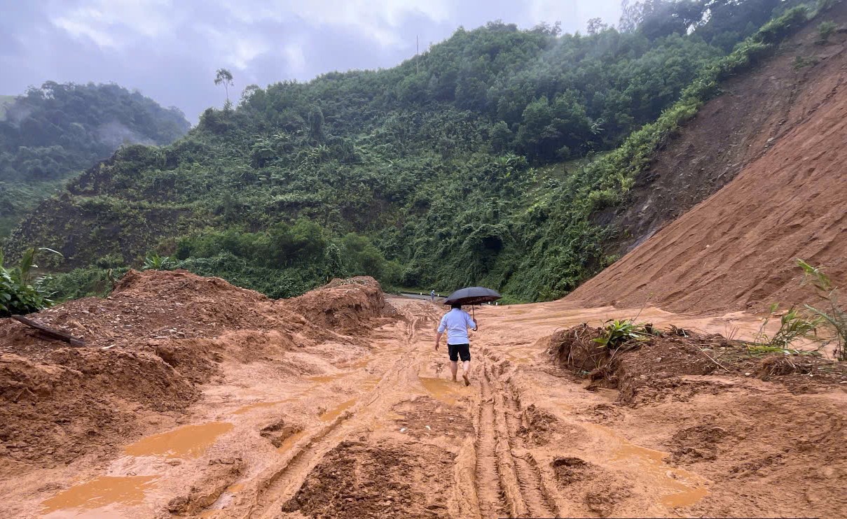 Đà Nẵng: Sạt lở đất gây tắc giao thông tuyến đường Trường Sơn Đông - Ảnh 1.