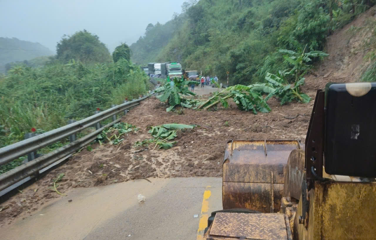 Sạt lở nghiêm trọng gây ách tâc giao thông tuyến đường Hồ Chí Minh qua Đà Nẵng và Quảng Ngãi- Ảnh 1. Sạt lở nghiêm trọng gây ách tâc giao thông tuyến đường Hồ Chí Minh qua Đà Nẵng và Quảng Ngãi- Ảnh 1.