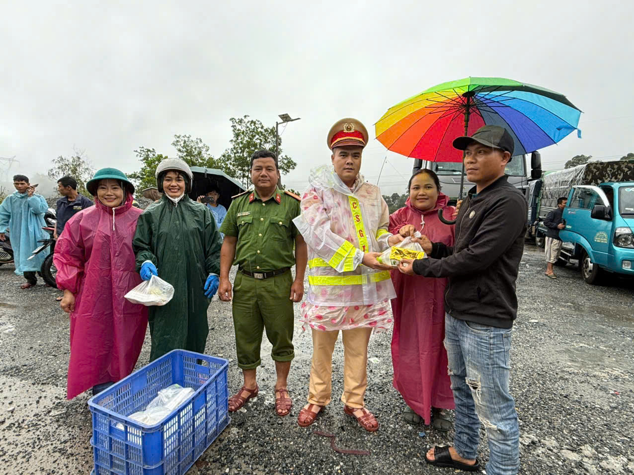 CSGT Đà Nẵng cắt rừng, lội bộ mang cơm "tiếp sức" người dân mắc kẹt trên đèo Lò Xo- Ảnh 1.