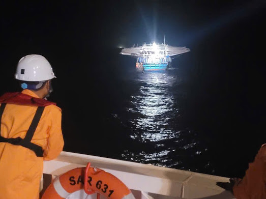 Cứu thành công ngư dân Quảng Ngãi trên vùng biển cách bờ trên 200 hải lý- Ảnh 2. Cứu thành công ngư dân Quảng Ngãi trên vùng biển cách bờ trên 200 hải lý- Ảnh 2.