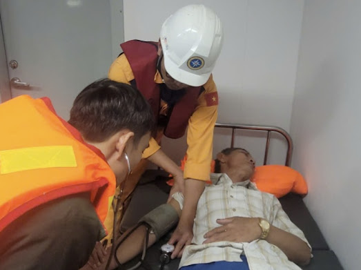 Cứu thành công ngư dân Quảng Ngãi trên vùng biển cách bờ trên 200 hải lý- Ảnh 3. Cứu thành công ngư dân Quảng Ngãi trên vùng biển cách bờ trên 200 hải lý- Ảnh 3.