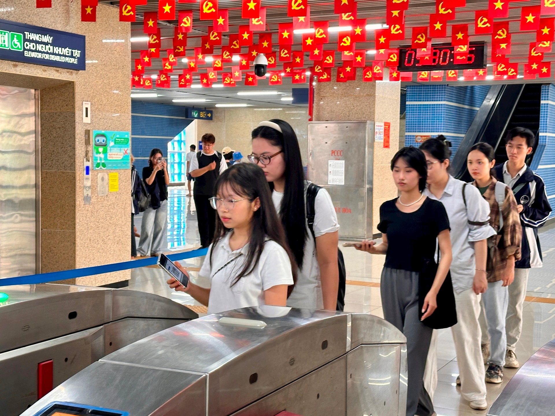 Hà Nội: Triển khai quy trình kiểm soát vé tự động tại ga đường sắt đô thị - Ảnh 1.