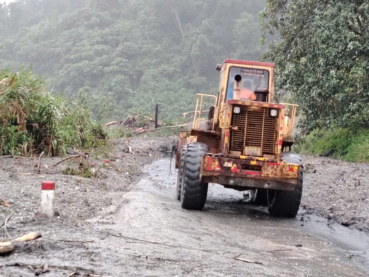 Khắc phục sạt lở tuyến đường đèo Lò Xo: Dốc toàn lực "đánh cao điểm" cuối cùng - Ảnh 1.