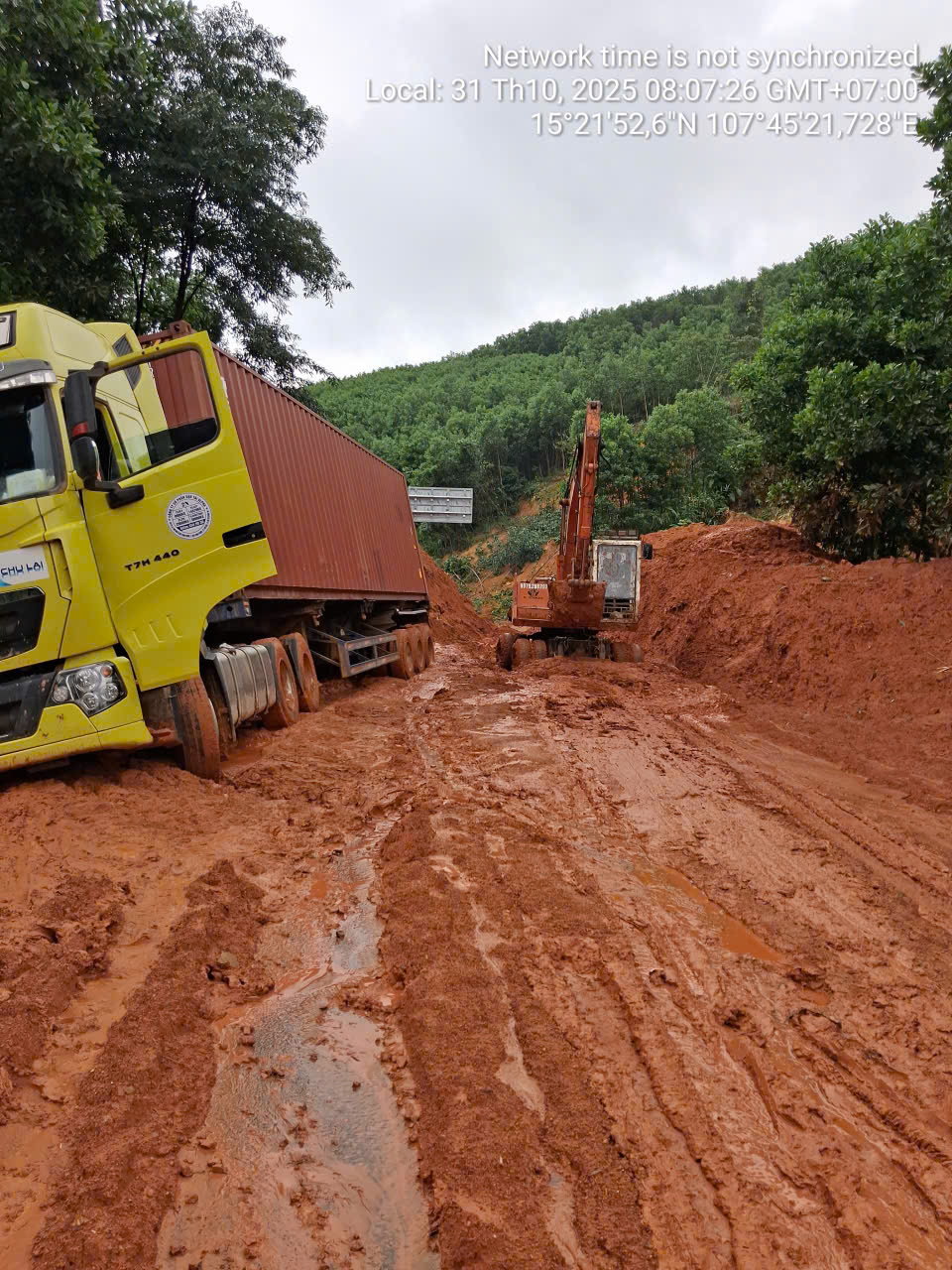 Đà Nẵng: Xe đầu kéo gặp tai nạn trên tuyến đường qua đèo Lò Xo gây ách tắc giao thông - Ảnh 2.