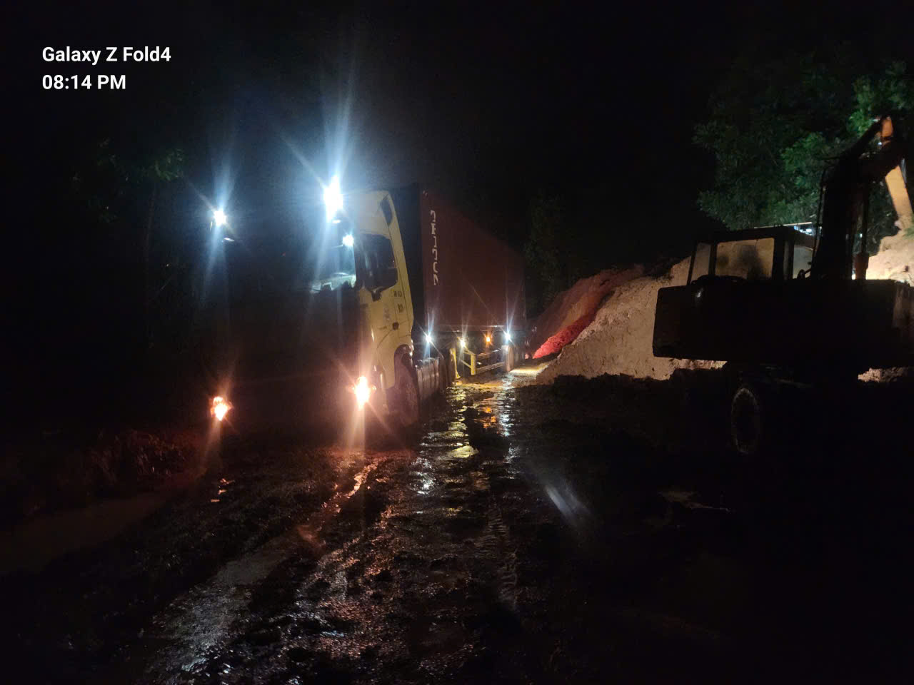 Đà Nẵng: Xe đầu kéo gặp tai nạn trên tuyến đường qua đèo Lò Xo gây ách tắc giao thông- Ảnh 1. Đà Nẵng: Xe đầu kéo gặp tai nạn trên tuyến đường qua đèo Lò Xo gây ách tắc giao thông - Ảnh 1.