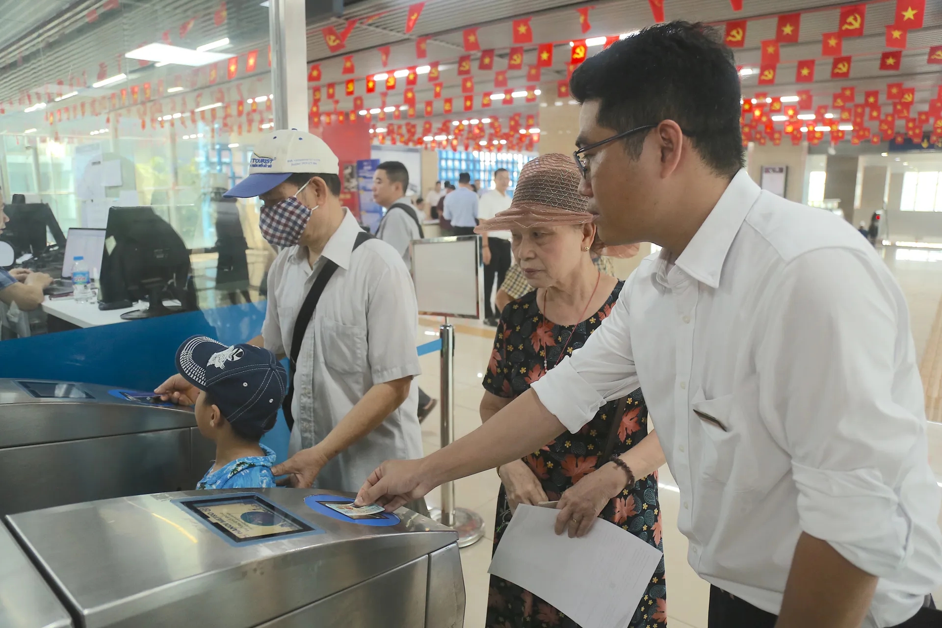 Hanoi Metro triển khai giai đoạn 2 thử nghiệm xác thực điện tử và nhận diện sinh trắc học cho khách đi tàu - Ảnh 1.