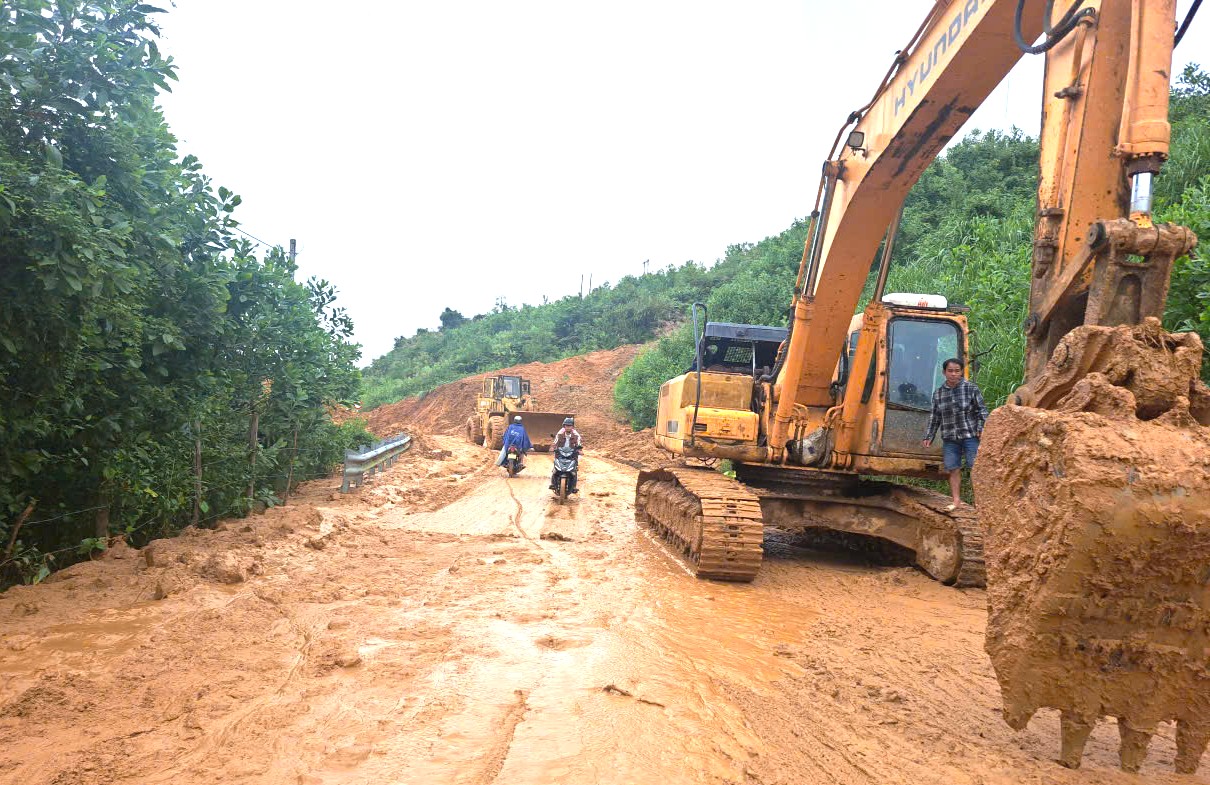 Thông tuyến nhiều vị trí trí sạt lở trên đường Trường Sơn Đông sau mưa lớn kéo dài - Ảnh 1.