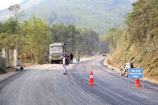 Đẩy nhanh tiến độ dự án tăng cường hệ thống ATGT trên QL70B - Ảnh 1.