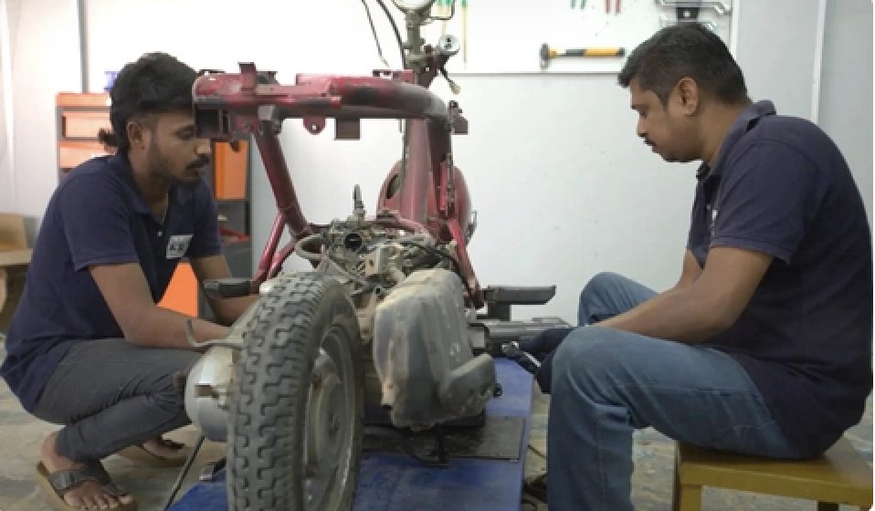 Bài học từ xe máy xăng hoán cải sang điện tại Ấn Độ - Ảnh 1.