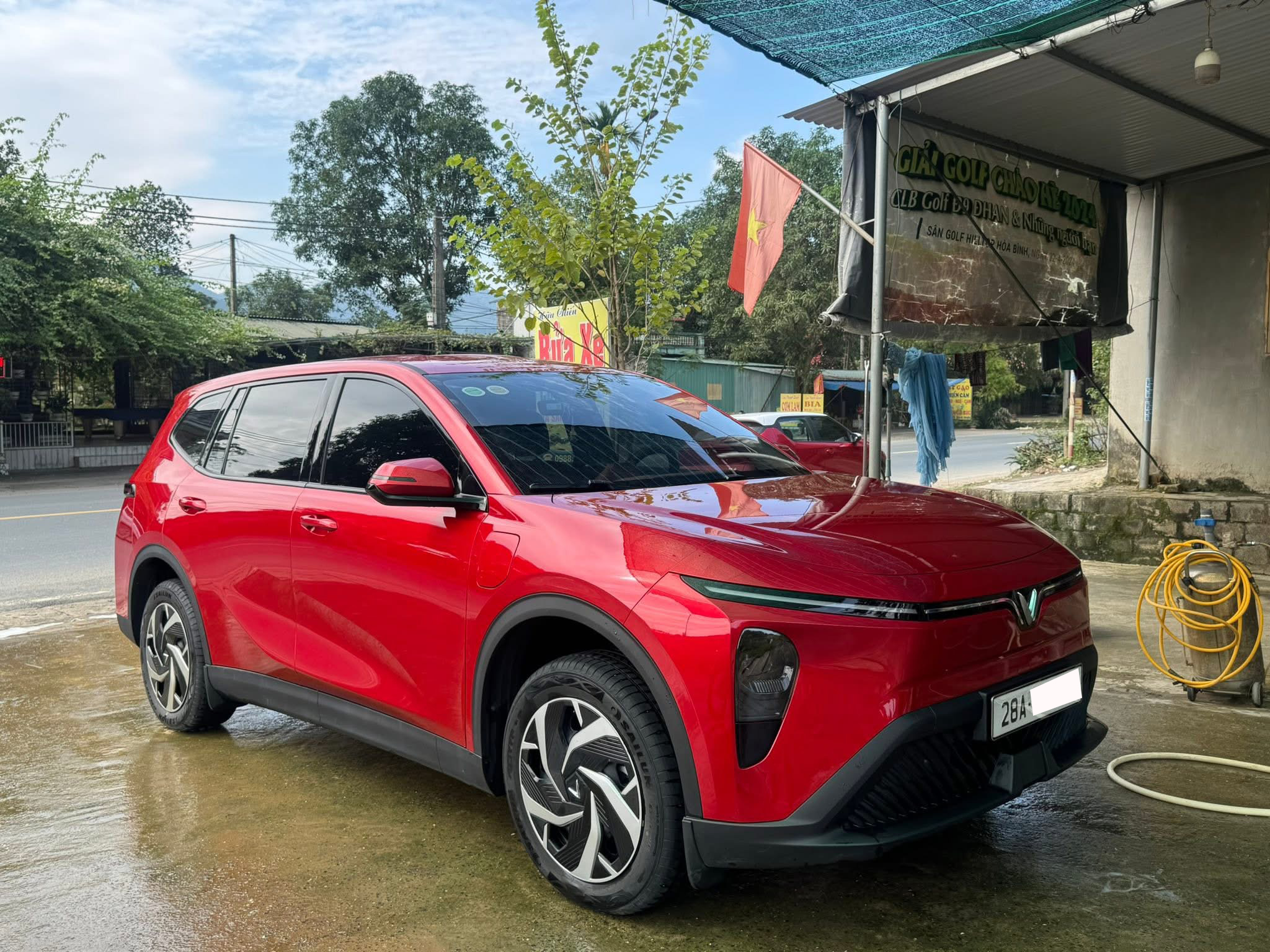 VinFast Limo Green chạy 2.000 km đầu tiên lên sàn xe cũ - Ảnh 1.