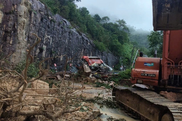 Sạt lở lúc nửa đêm trên đèo Khánh Lê, xe khách bị vùi lấp khiến 6 người tử vong - Ảnh 3.