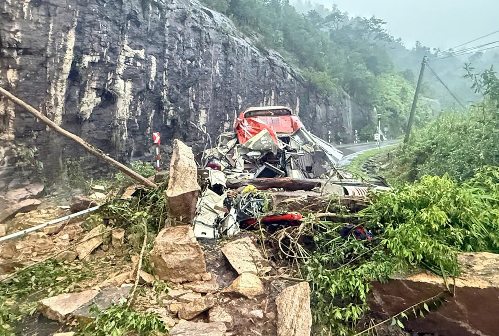 Khẩn trương khắc phục sự cố sạt lở đất tại đèo Khánh Lê - Ảnh 1.