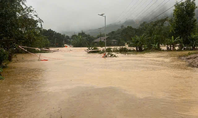 Mưa lớn gây ngập lụt nhiều nơi tại Đắk Lắk, nguy cơ lũ quét và sạt lở tăng cao- Ảnh 1. Mưa lớn gây ngập lụt nhiều nơi tại Đắk Lắk, nguy cơ lũ quét và sạt lở tăng cao- Ảnh 1.