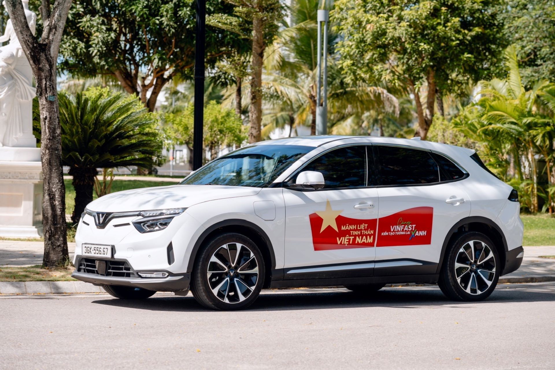 Khách hàng Việt mạnh tay chốt VinFast VF 8: Mạnh mẽ, công nghệ đỉnh, giá siêu hấp dẫn với loạt ưu đãi khủng - Ảnh 1.