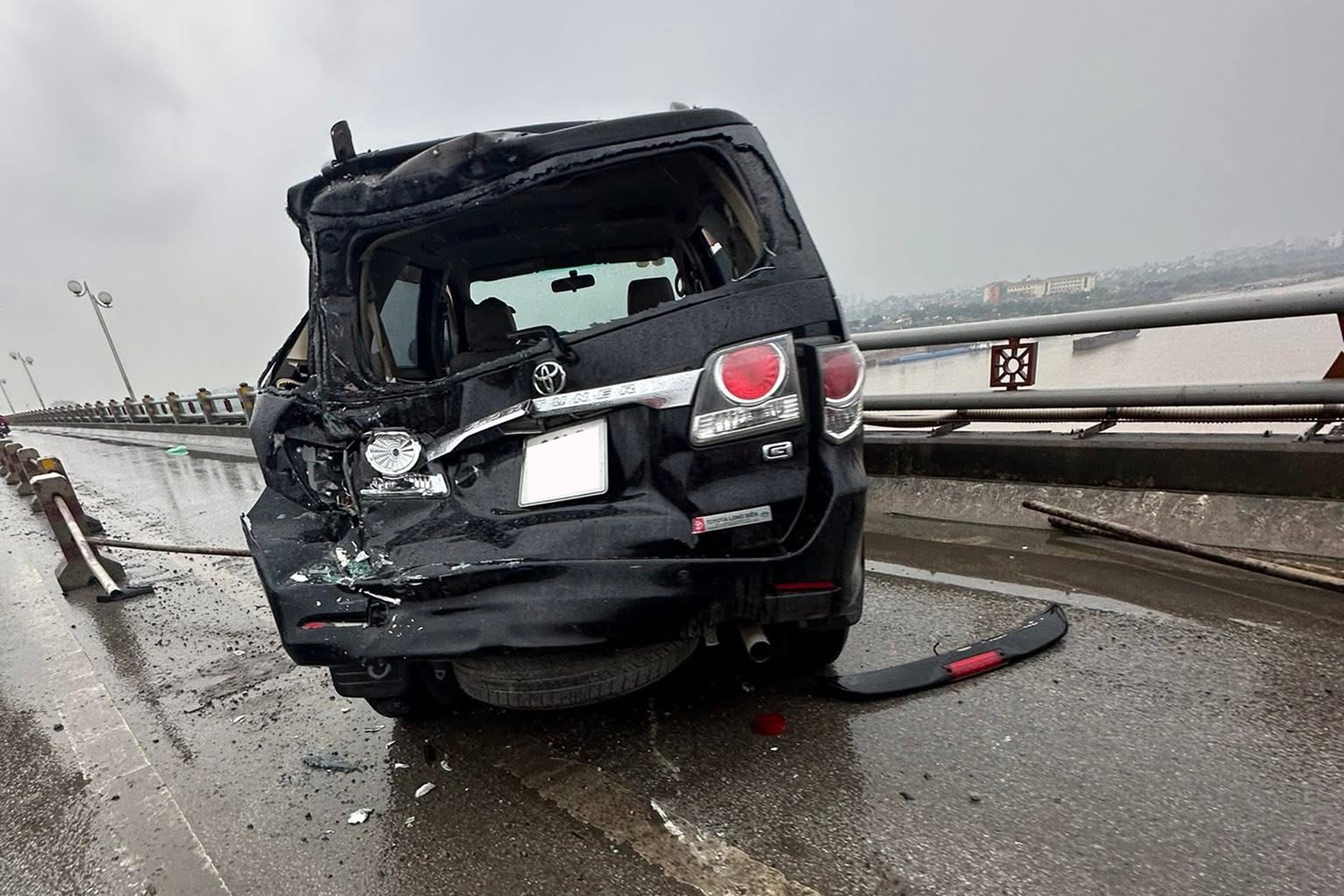 Đỗ xe thế nào an toàn khi gặp sự cố trên đường? - Ảnh 1.