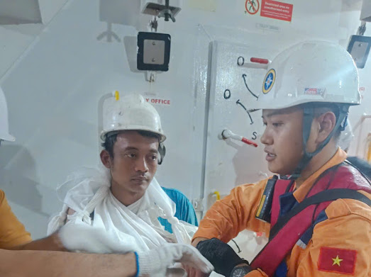 Cứu kịp thời thuyền viên tàu hàng nước ngoài bị tai nạn lao động nghiêm trọng trên vùng biển Việt Nam- Ảnh 1.