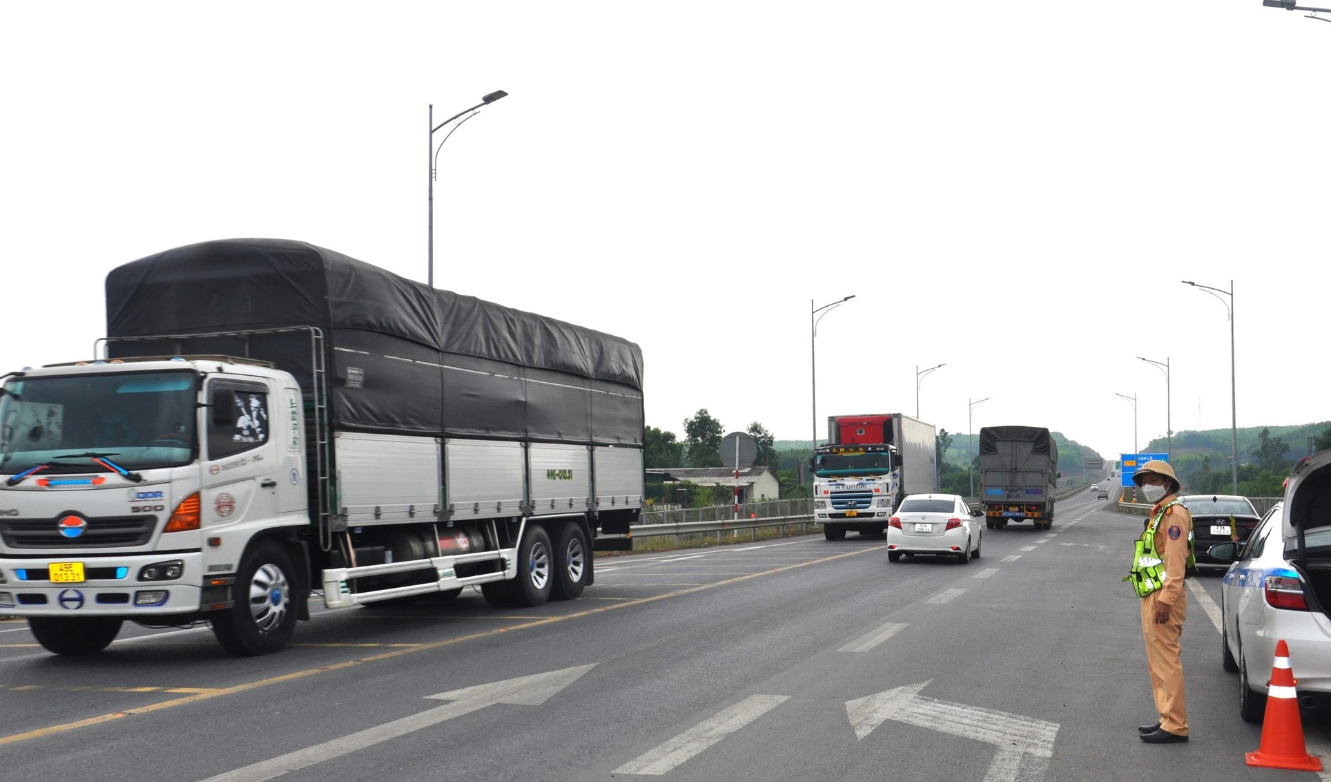 Tiếp tục hạn chế giao thông trên cao tốc La Sơn – Hòa Liên do nguy cơ sạt trượt - Ảnh 1.