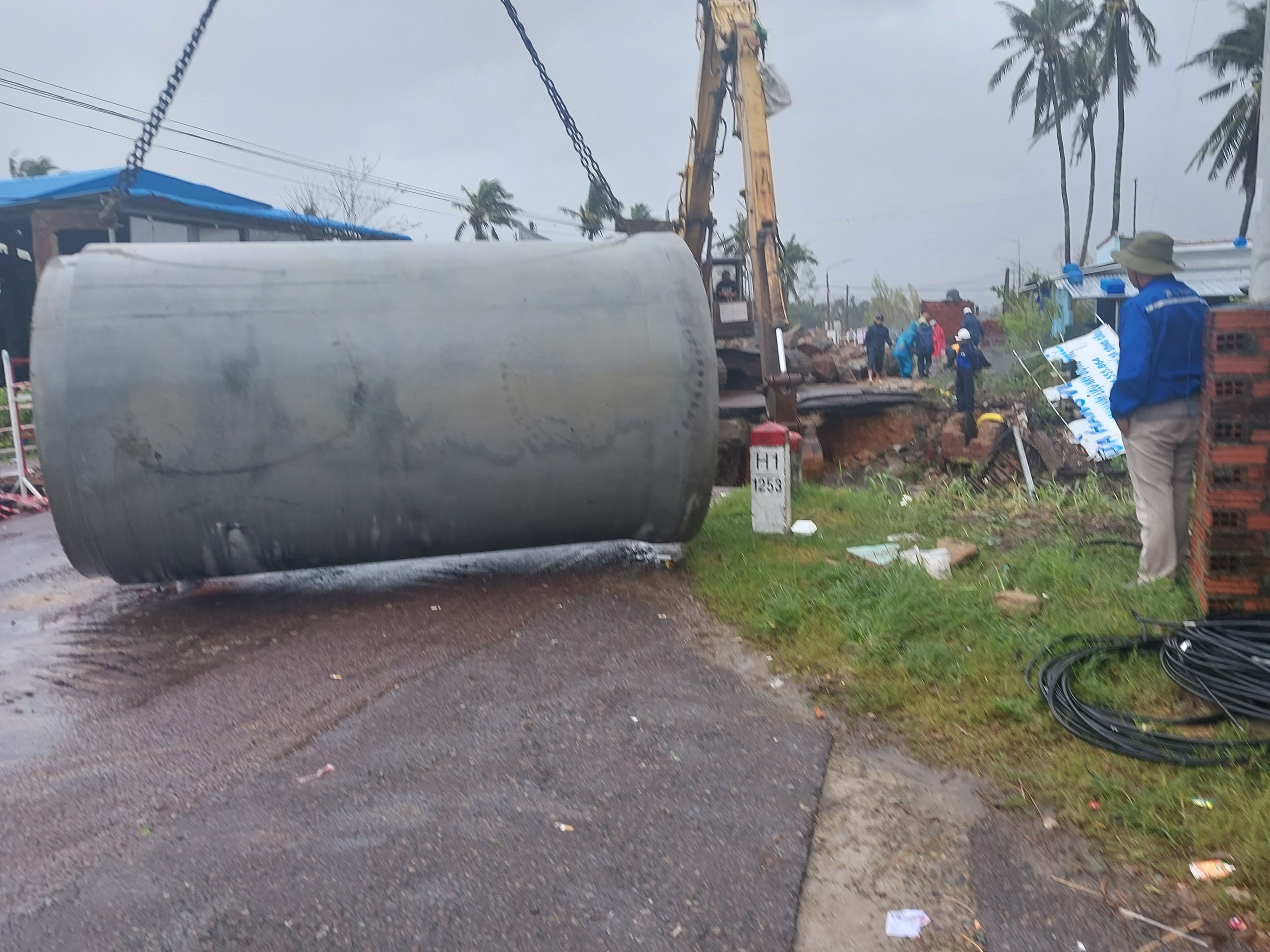 Cận cảnh khắc phục xói lở gây đứt cầu đường các tuyến quốc lộ ở Nam Trung bộ - Ảnh 1.