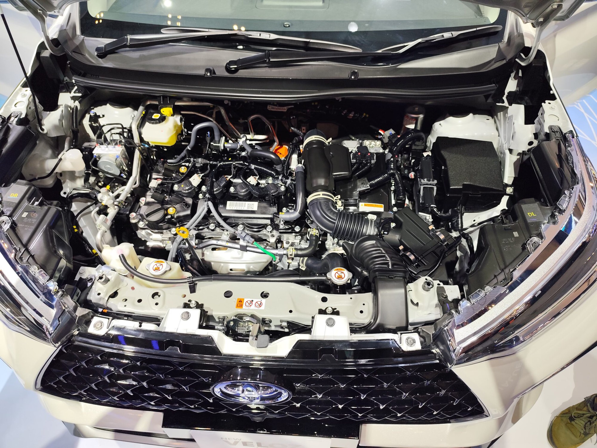 Ảnh thực tế Toyota Veloz Cross hybrid vừa ra mắt - Ảnh 1.