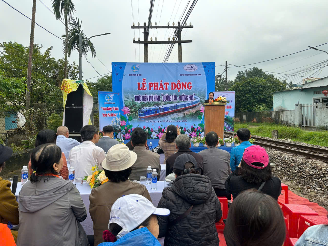 Đà Nẵng nhân rộng mô hình "Đường tàu–Đường hoa", tạo cảnh quan xanh đường sắt - Ảnh 2.