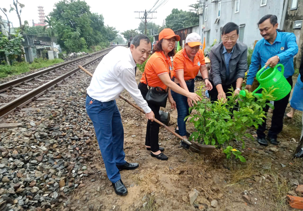 Đà Nẵng nhân rộng mô hình "Đường tàu–Đường hoa", tạo cảnh quan xanh đường sắt - Ảnh 1.