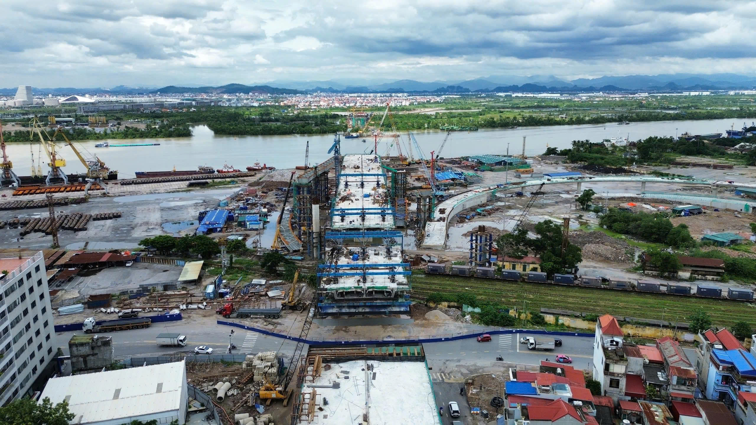 Nhà thầu nỗ lực rút ngắn tiến độ thi công cầu Nguyễn Trãi. - Ảnh 1.