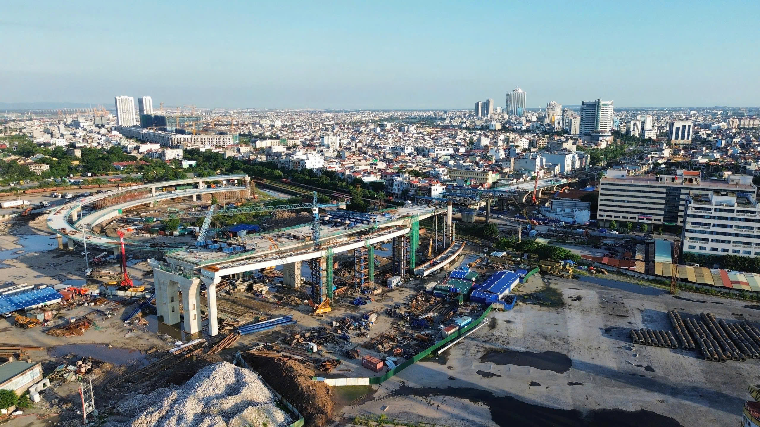 Nhà thầu nỗ lực rút ngắn tiến độ thi công cầu Nguyễn Trãi. - Ảnh 2.