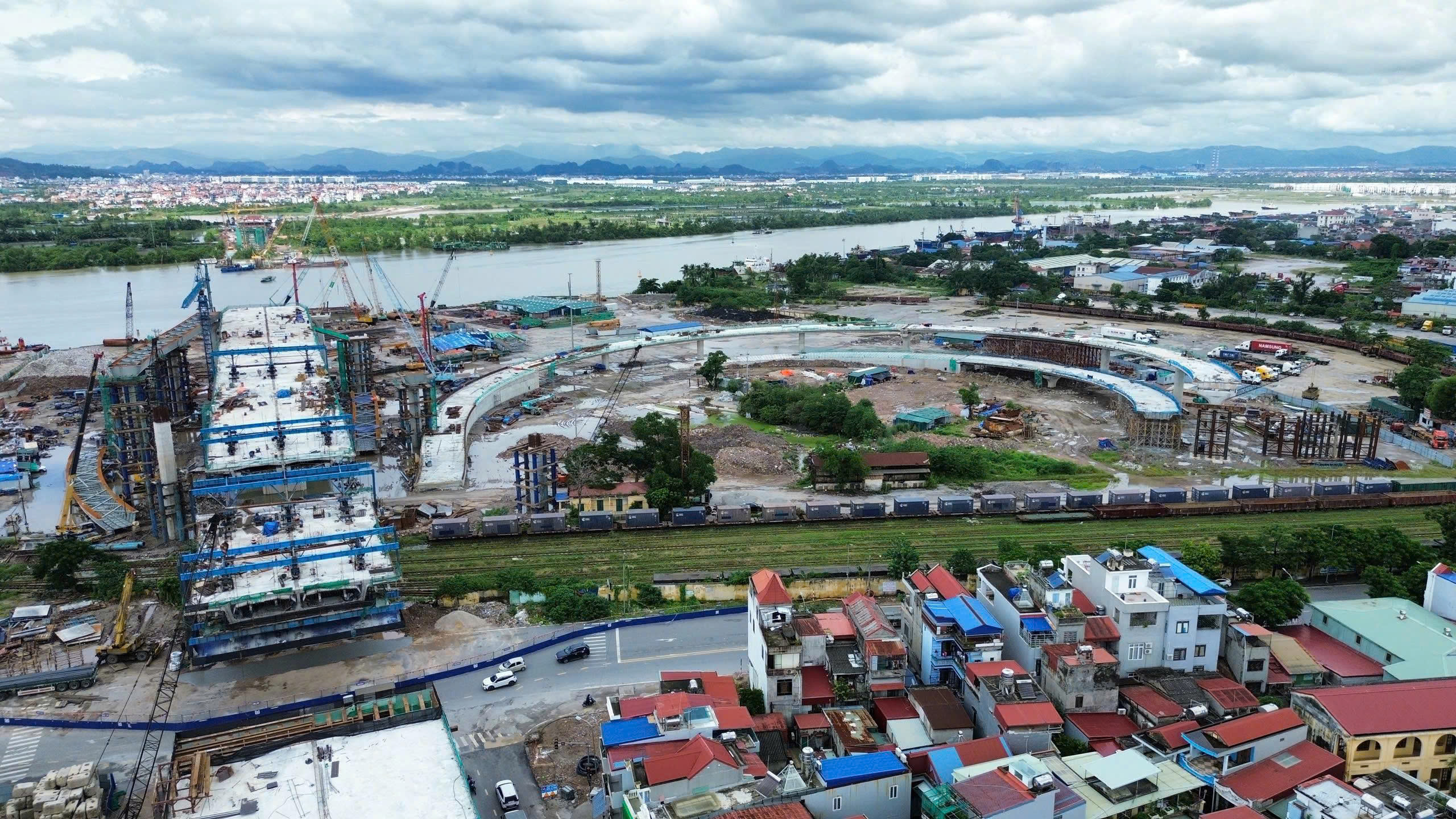 Nhà thầu nỗ lực rút ngắn tiến độ thi công cầu Nguyễn Trãi. - Ảnh 3.