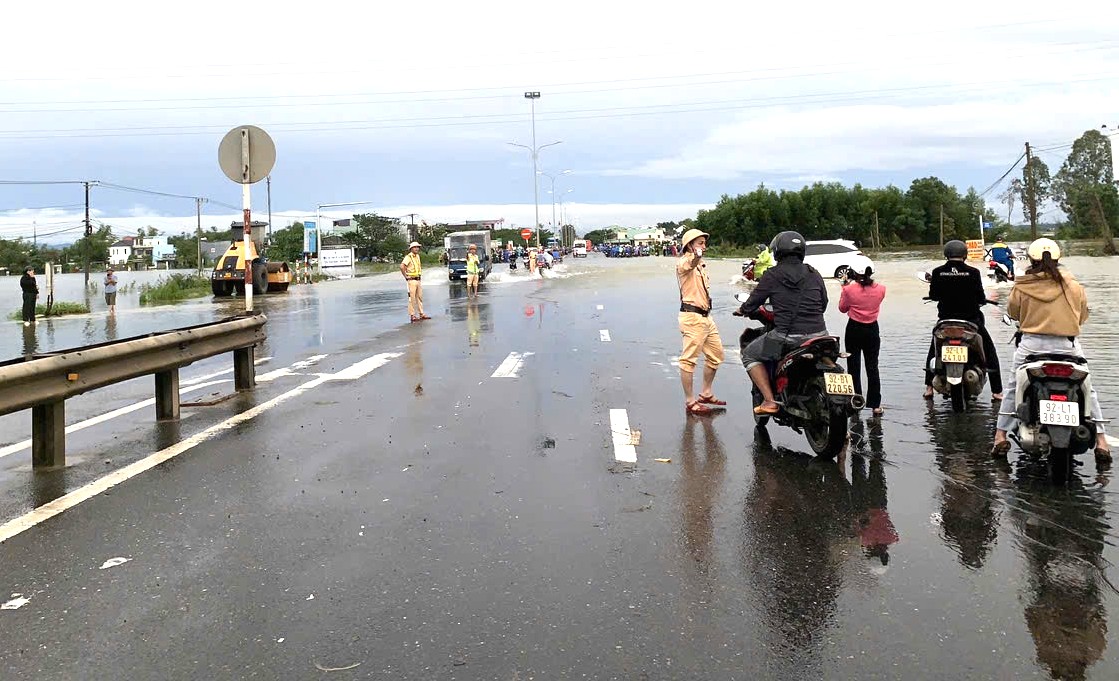 Đà Nẵng, Quảng Ngãi: Mưa to tiếp diễn, nhiều tuyến đường quốc lộ sạt lở, ngập lụt nặng- Ảnh 1.