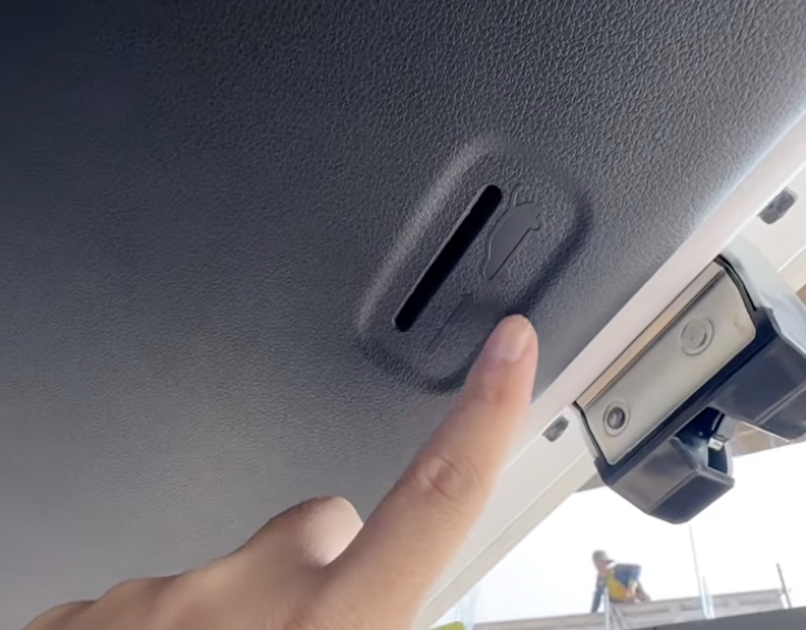 Cách mở cốp ô tô từ bên trong để thoát hiểm an toàn - Ảnh 1.