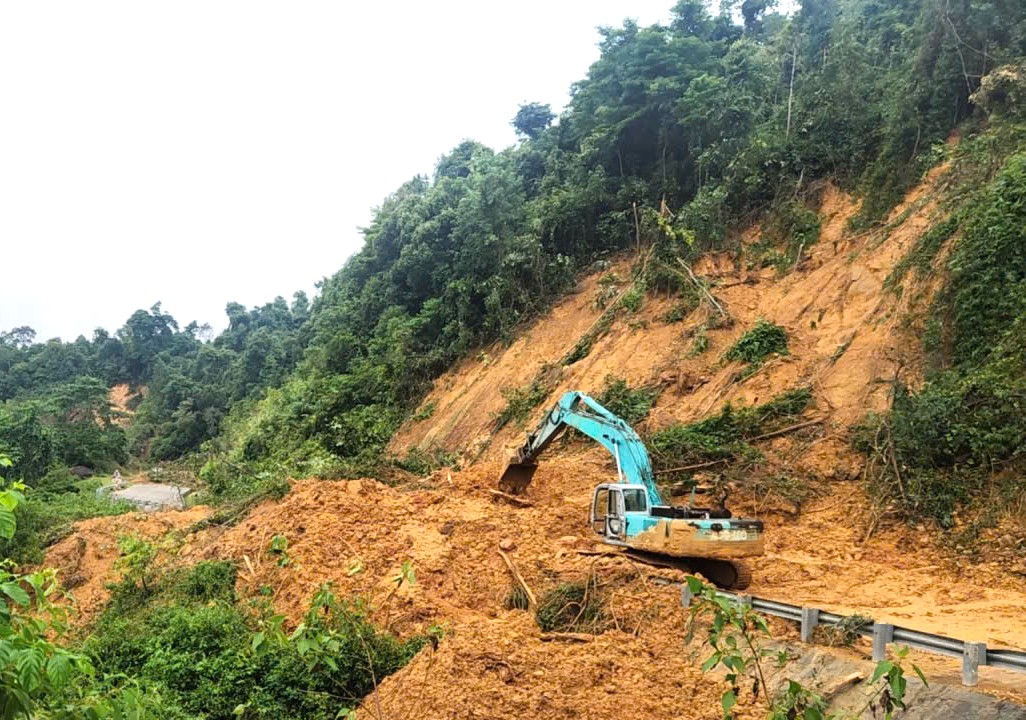 Sạt lở nghiêm trong trên tuyến Trường Sơn Đông: 84 điểm sạt lở taluy, với 3 điểm đứt đường - Ảnh 1.