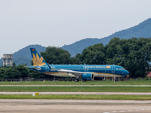 Rất nhiều chuyến bay phải thay đổi lịch khai thác do ảnh hưởng của bão số 13- Ảnh 1.