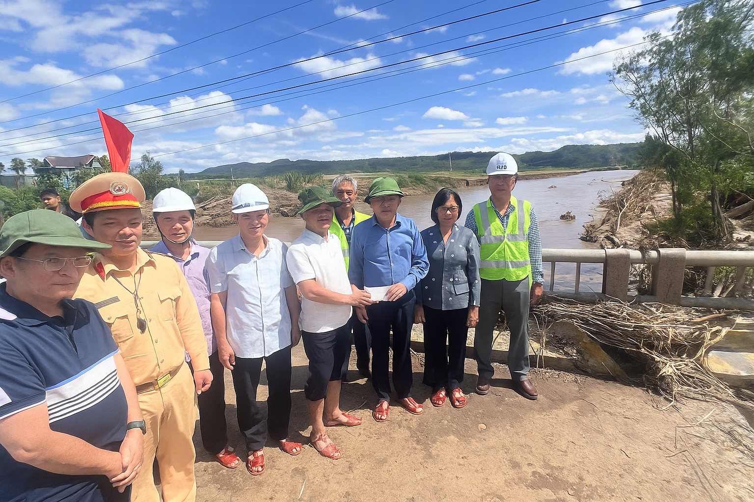 Sự cố xói lở đường đầu cầu Đắk Pờ Tó (Đắk Lắk): Quyết tâm thông xe vào sáng 8/11 - Ảnh 2.