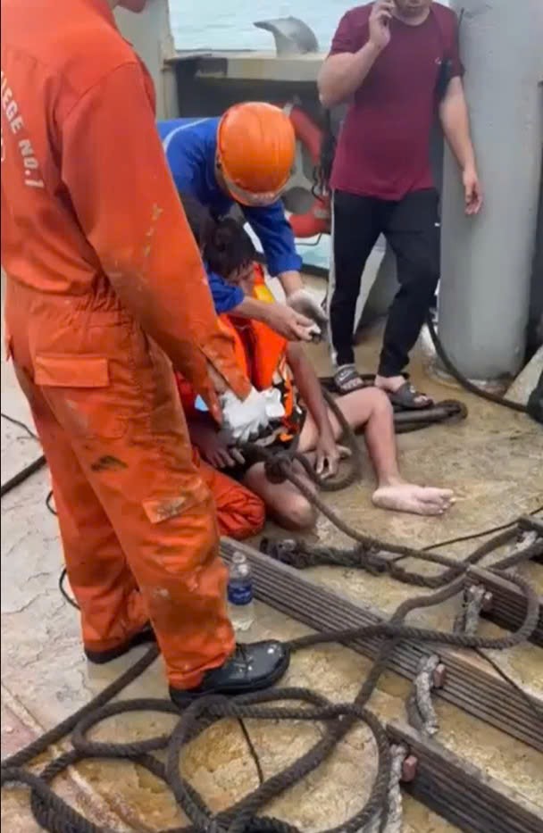 Cứu sống một trong ba người trên thuyền thúng bị sóng cuốn trôi ở Lý Sơn trong bão số 13- Ảnh 3.