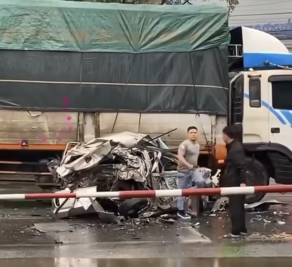 Vụ xe con bị vò nát sau tai nạn, vì sao tài xế thoát nạn khó tin? - Ảnh 1.