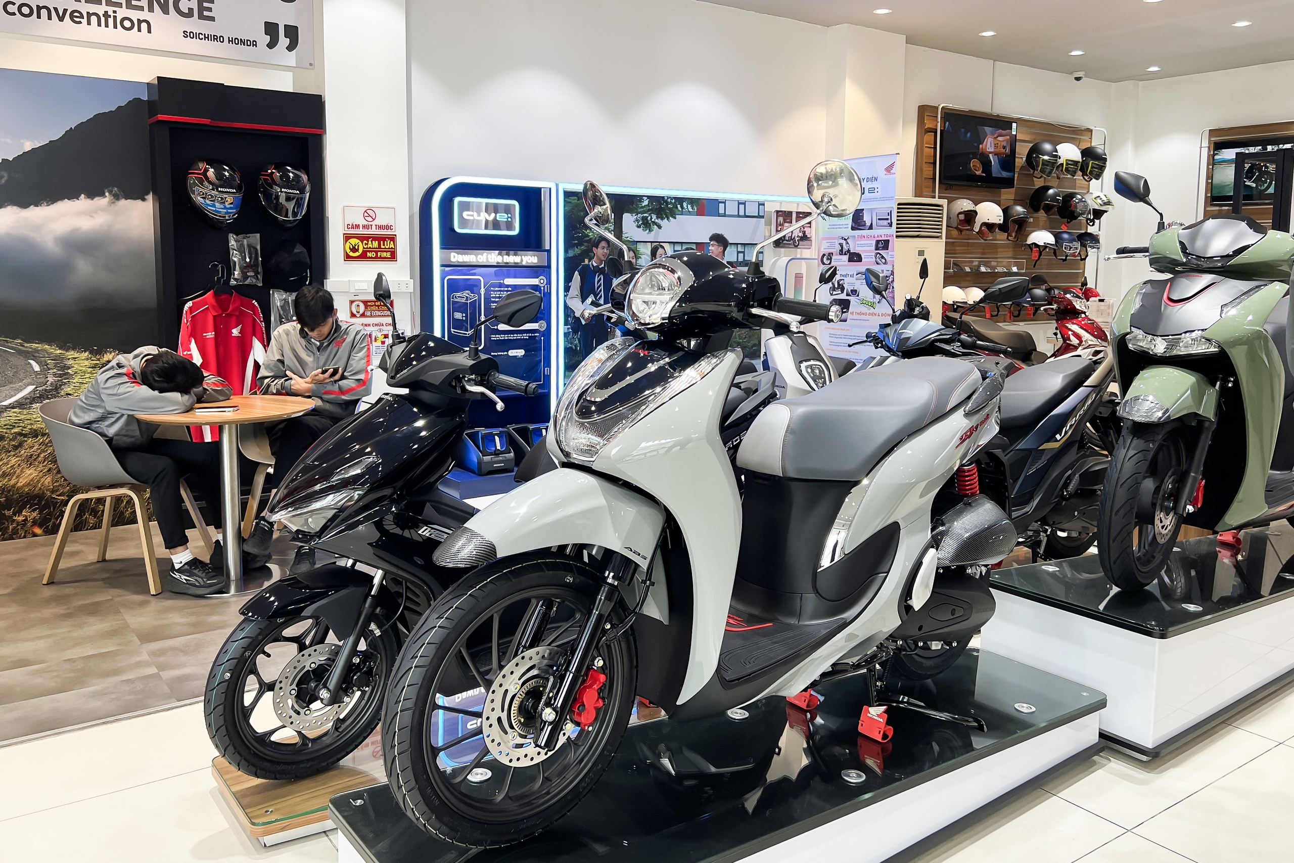 Thị trường xe máy cuối năm, Honda tung ưu đãi lớn cho khách mua xe - Ảnh 1.