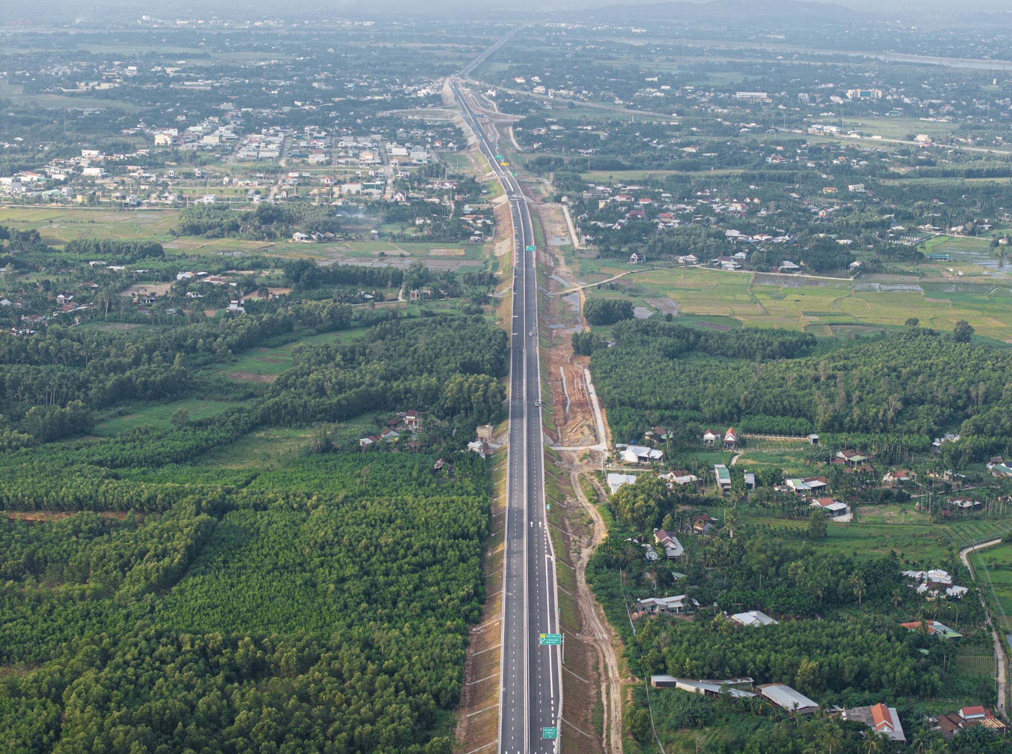 Ngắm cao tốc Quảng Ngãi - Hoài Nhơn trước ngày khánh thành - Ảnh 1.