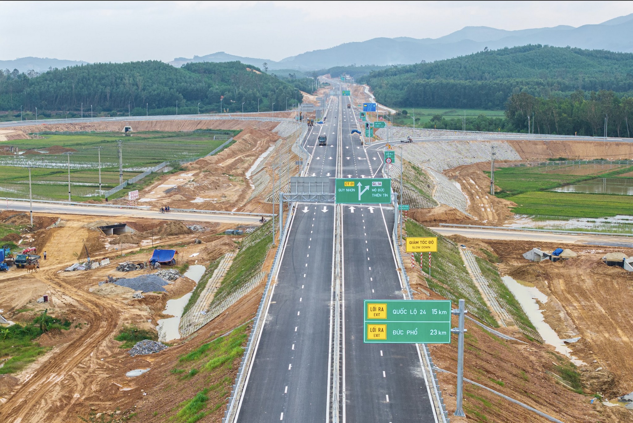 Ngắm cao tốc Quảng Ngãi - Hoài Nhơn trước ngày khánh thành - Ảnh 2.