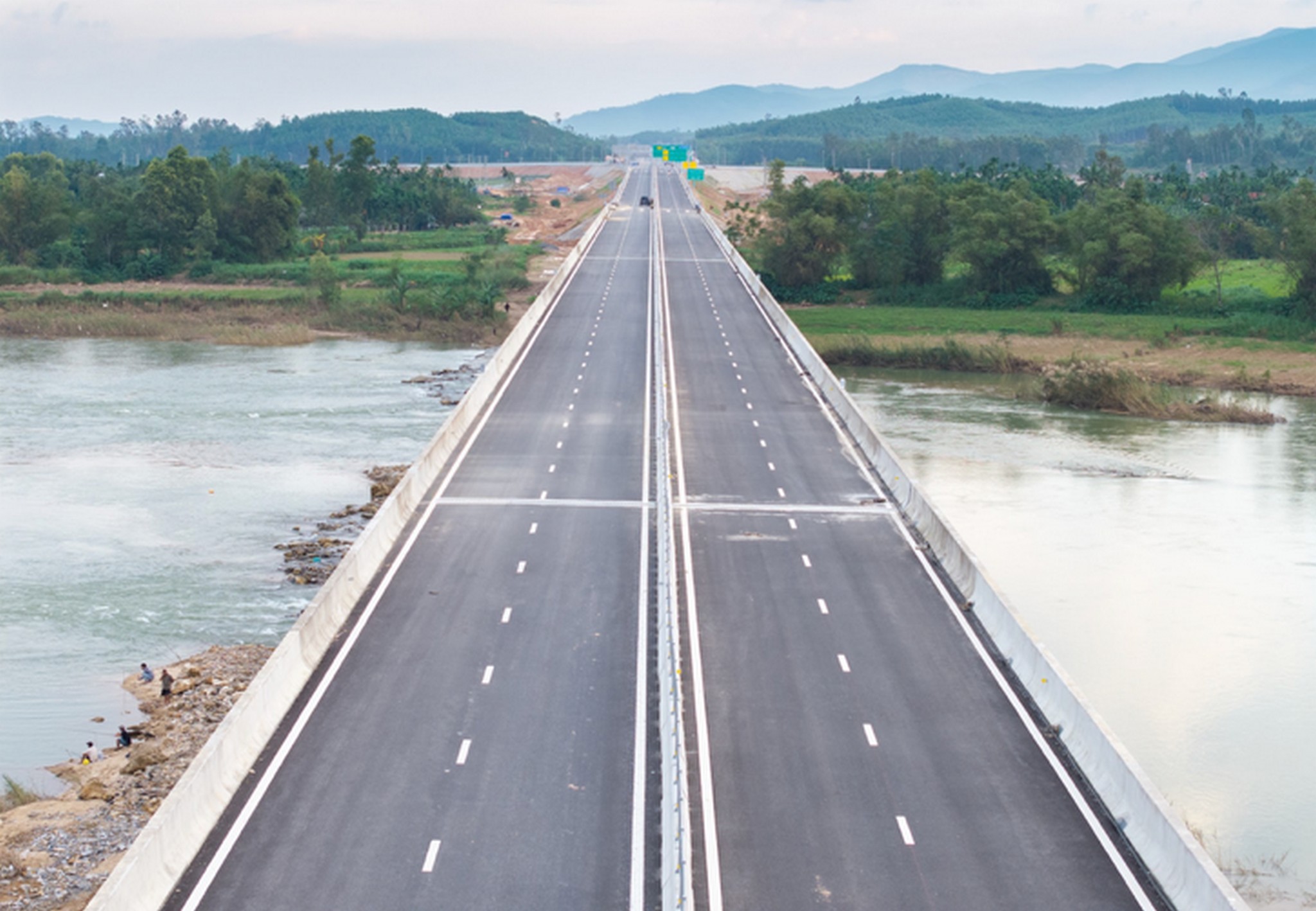 Ngắm cao tốc Quảng Ngãi - Hoài Nhơn trước ngày khánh thành - Ảnh 7.