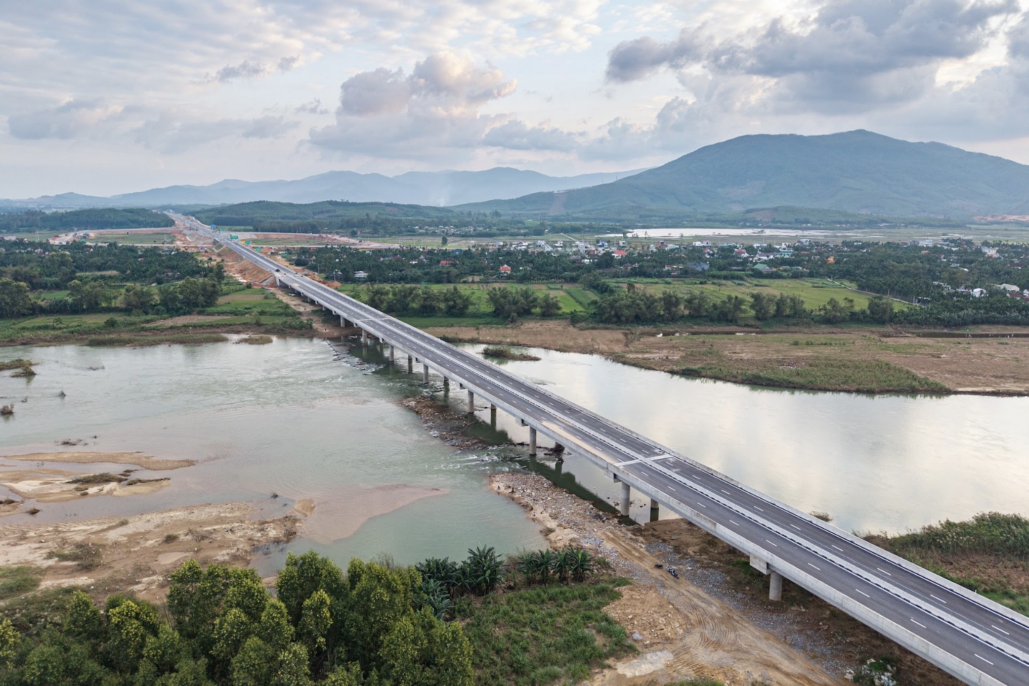 Ngắm cao tốc Quảng Ngãi - Hoài Nhơn trước ngày khánh thành - Ảnh 5.