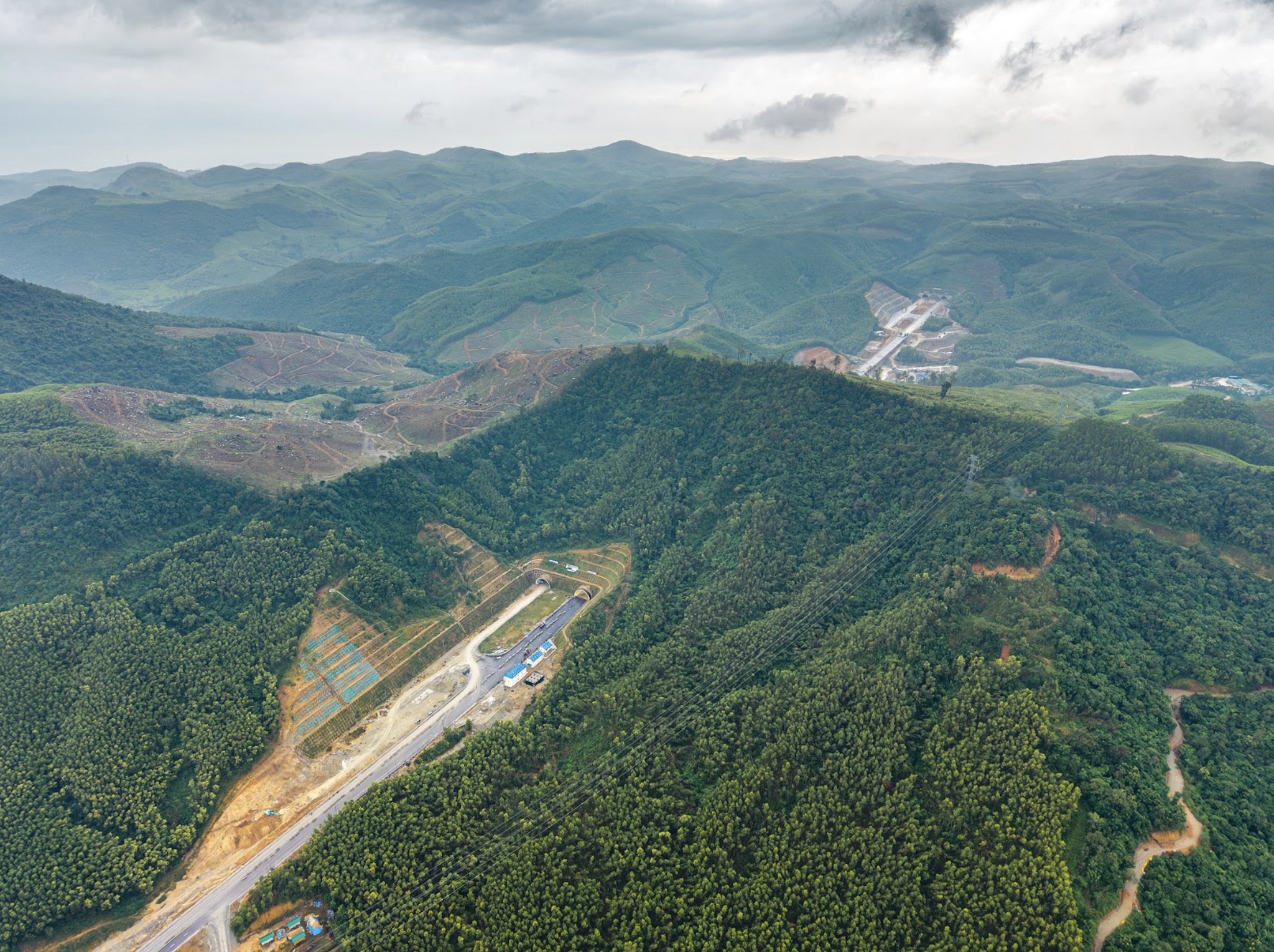 Ngắm cao tốc Quảng Ngãi - Hoài Nhơn trước ngày khánh thành - Ảnh 8.